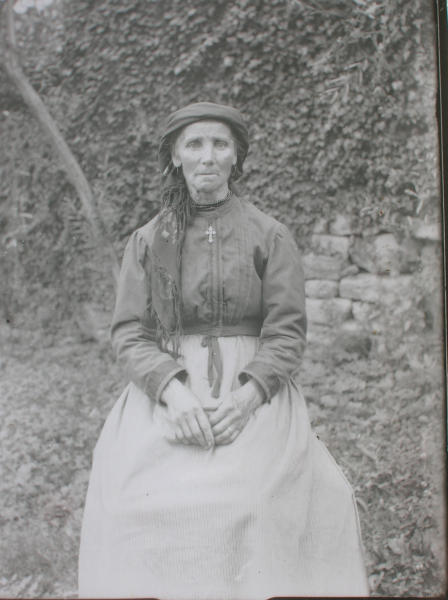 Ritrato di donna in abito tradizionale